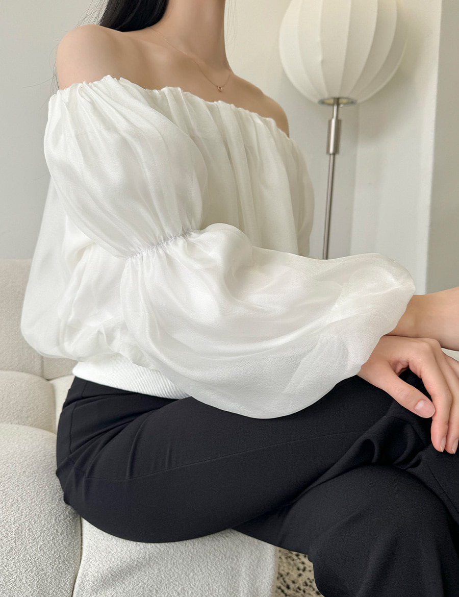 오프숄더 블라우스 세미크롭 화이트 블랙 폴리 100 MAIN_0 이미지