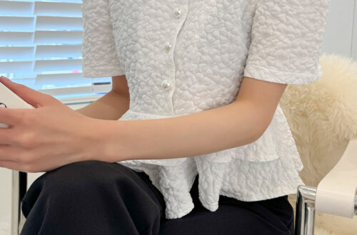 올록볼록 블라우스 퍼프 프릴 화이트 블랙 MAIN_0 이미지